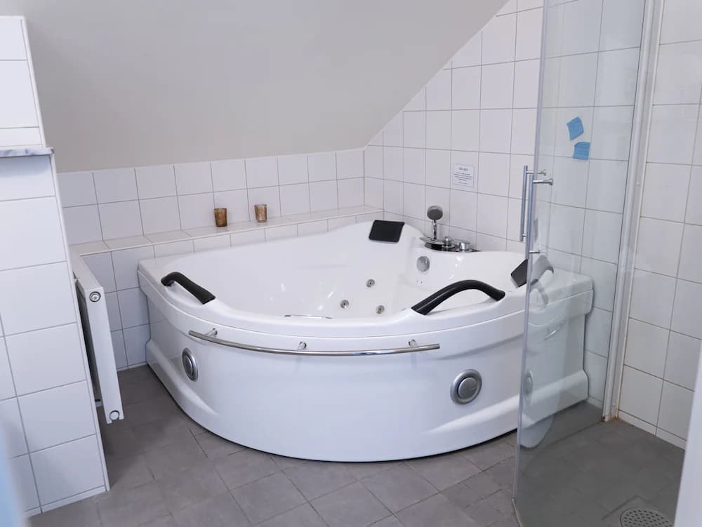Jetted tub