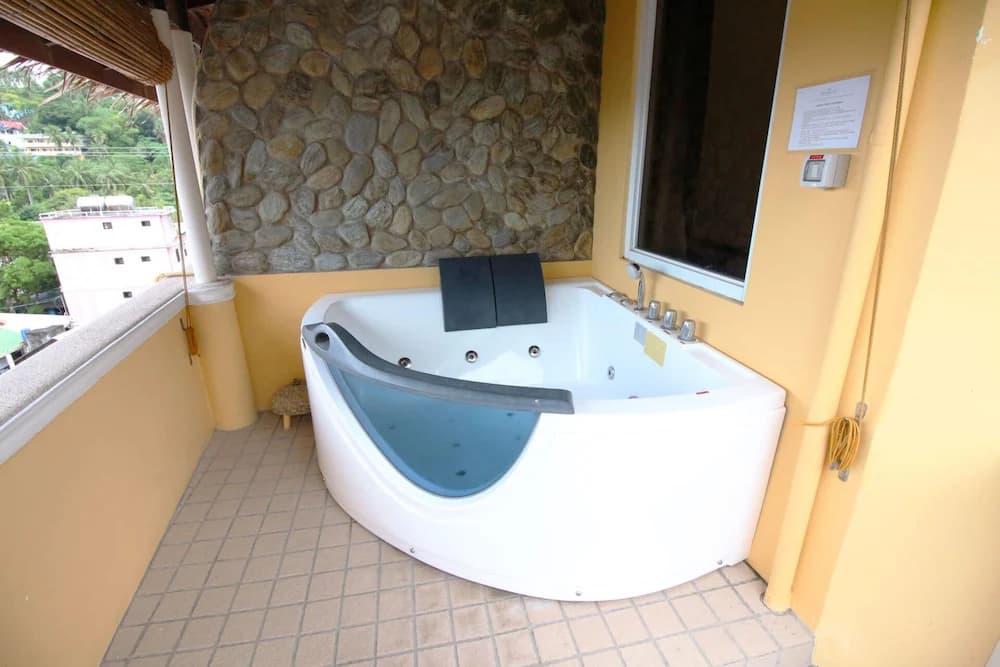 Private spa tub
