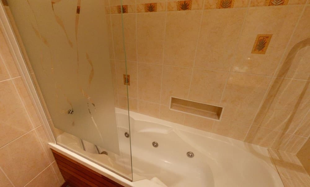 Deep soaking bathtub