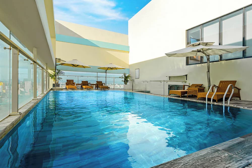 Swim-up bar