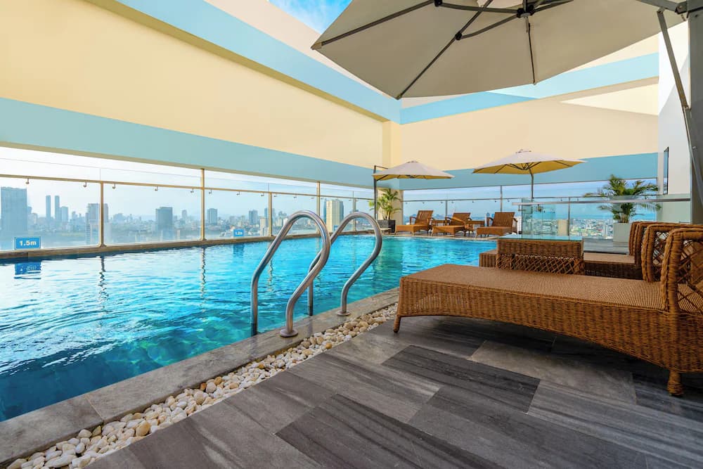 Swim-up bar
