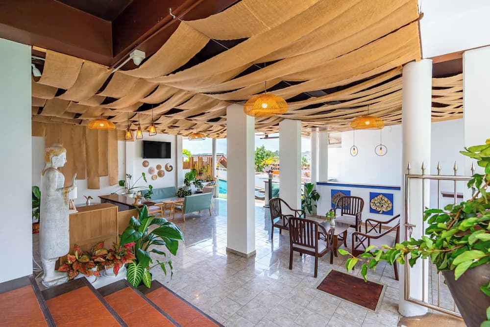 Lobby lounge
