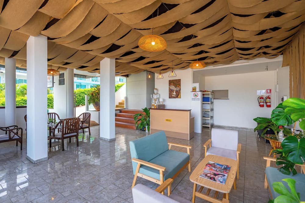 Lobby lounge