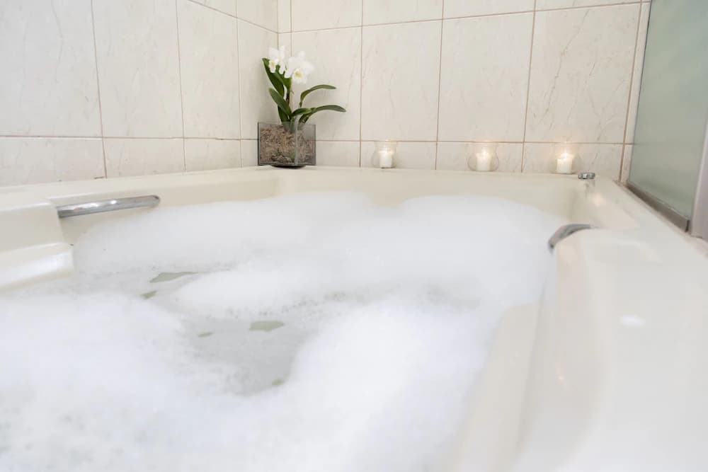 Deep soaking bathtub