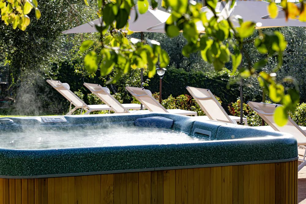 Outdoor spa tub