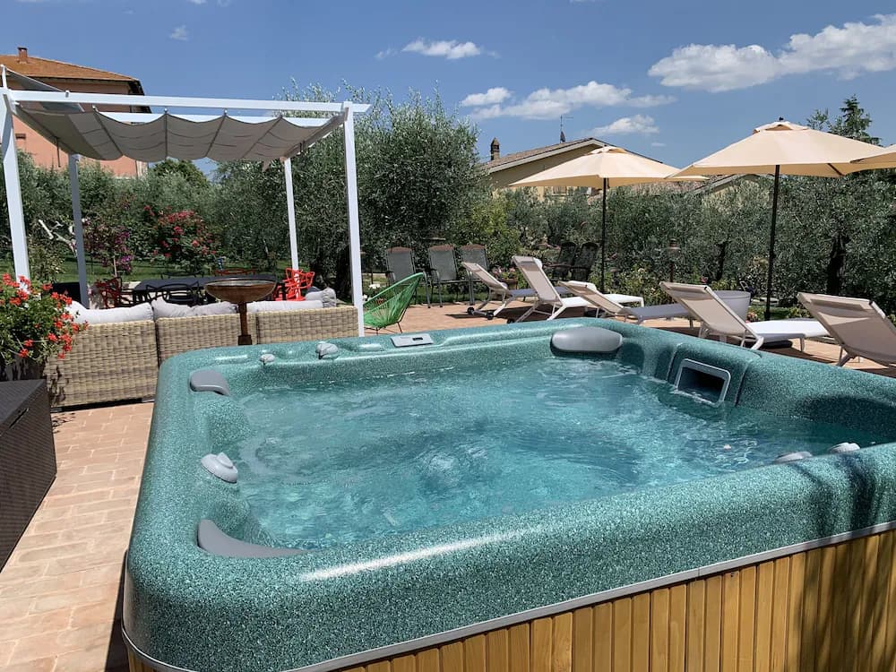 Outdoor spa tub