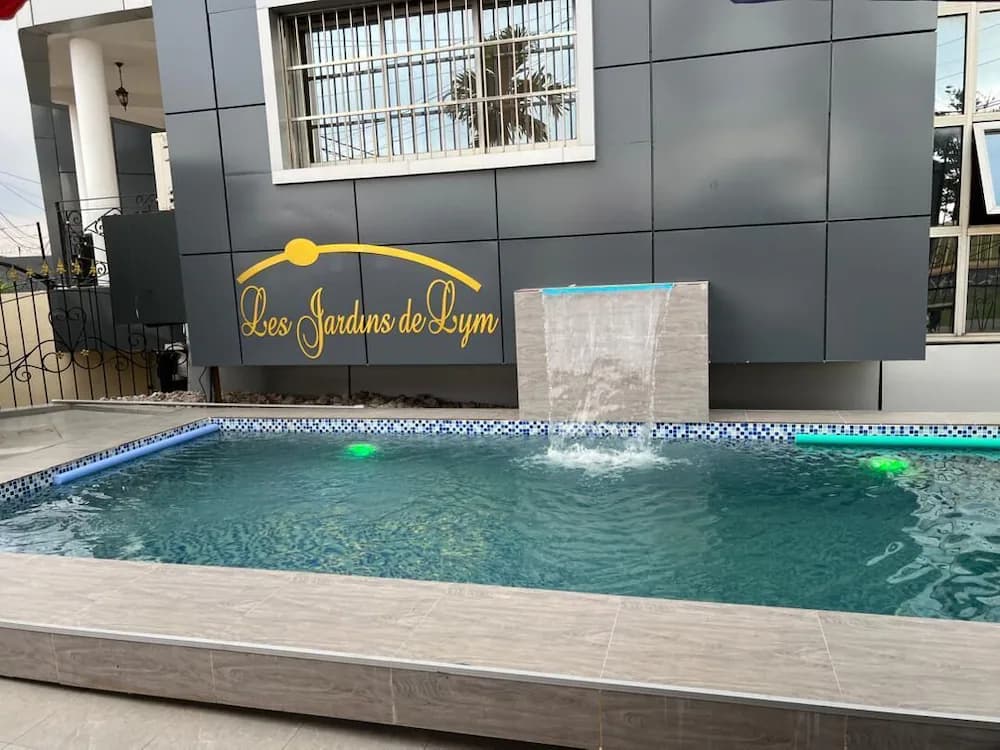 Pool waterfall