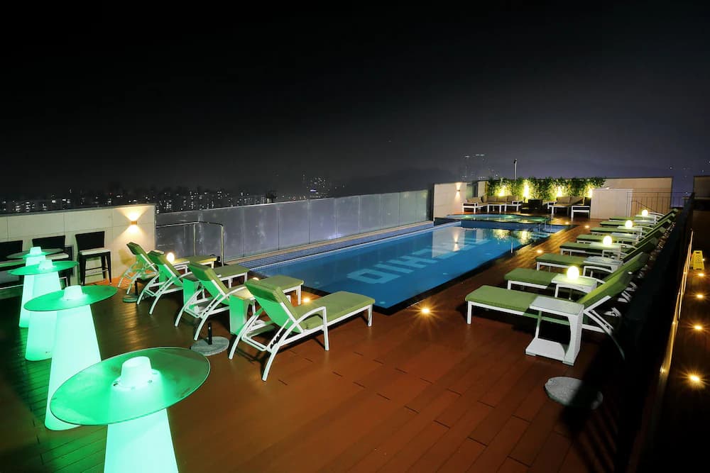 Rooftop pool