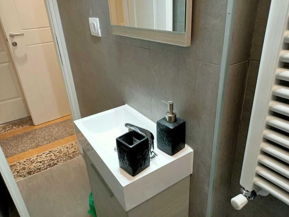 Bathroom sink