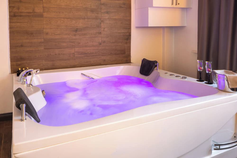 Jetted tub