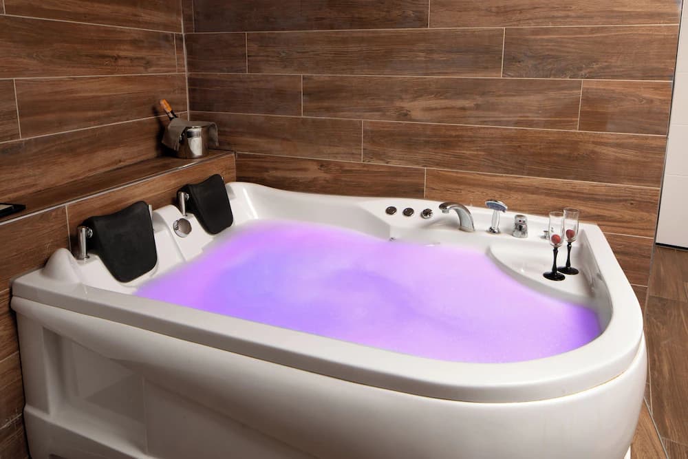 Jetted tub