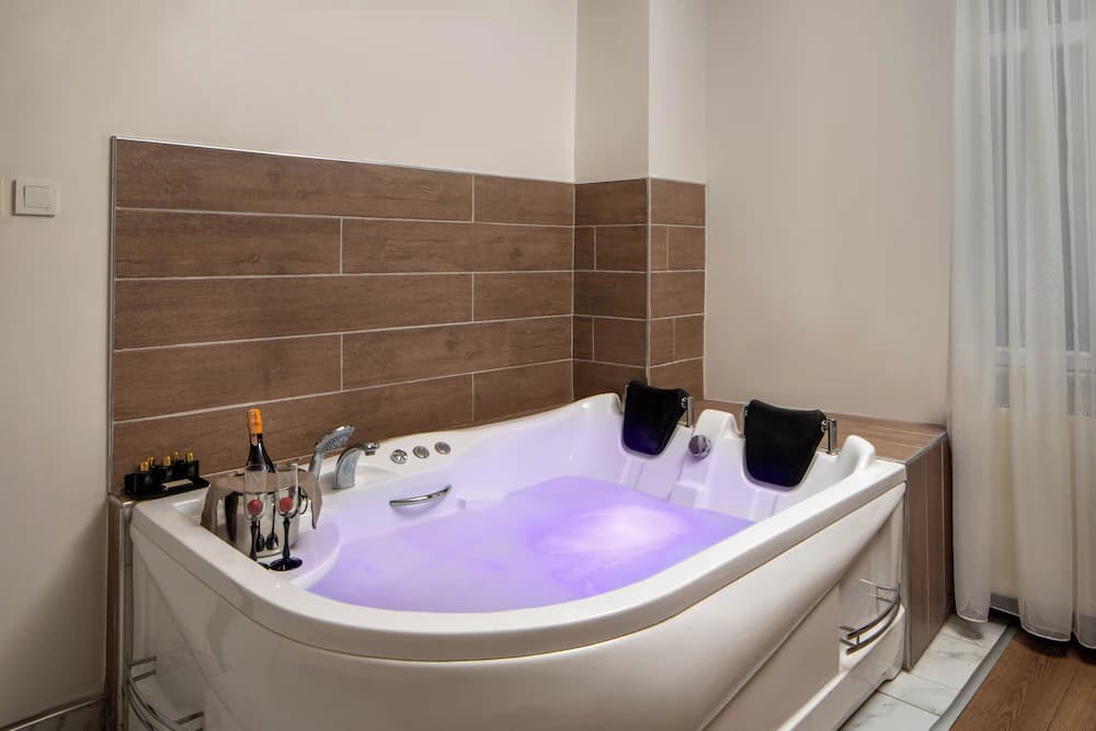Jetted tub