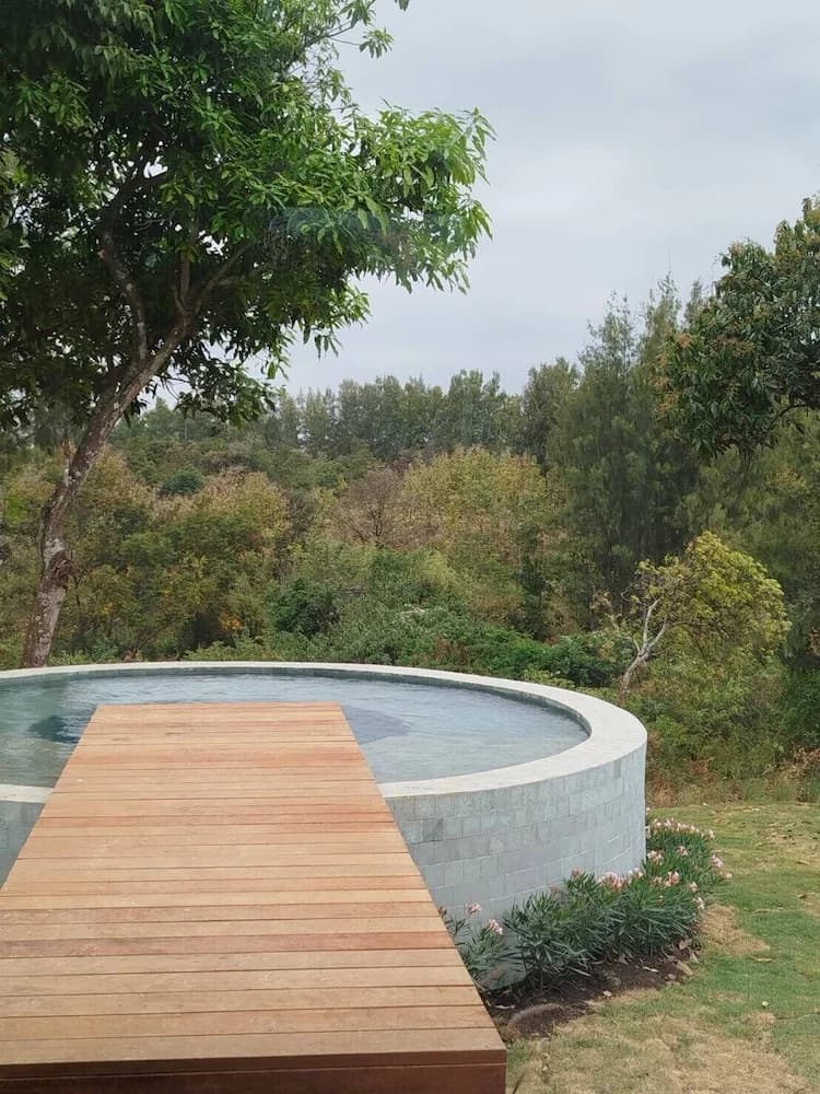 Deep soaking bathtub