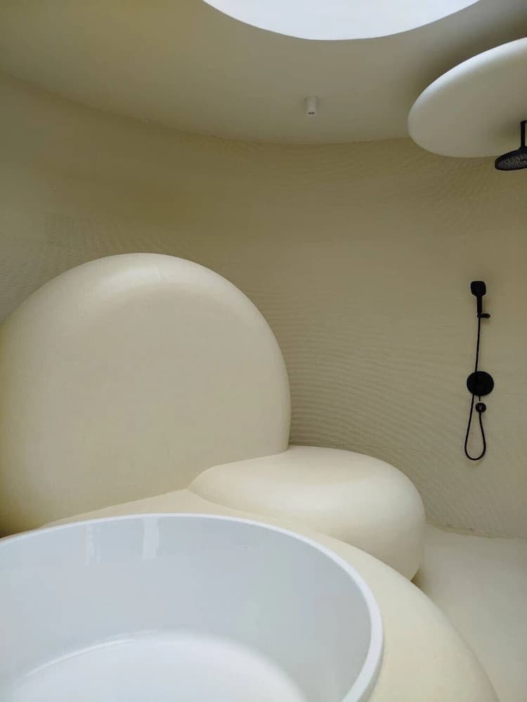 Deep soaking bathtub
