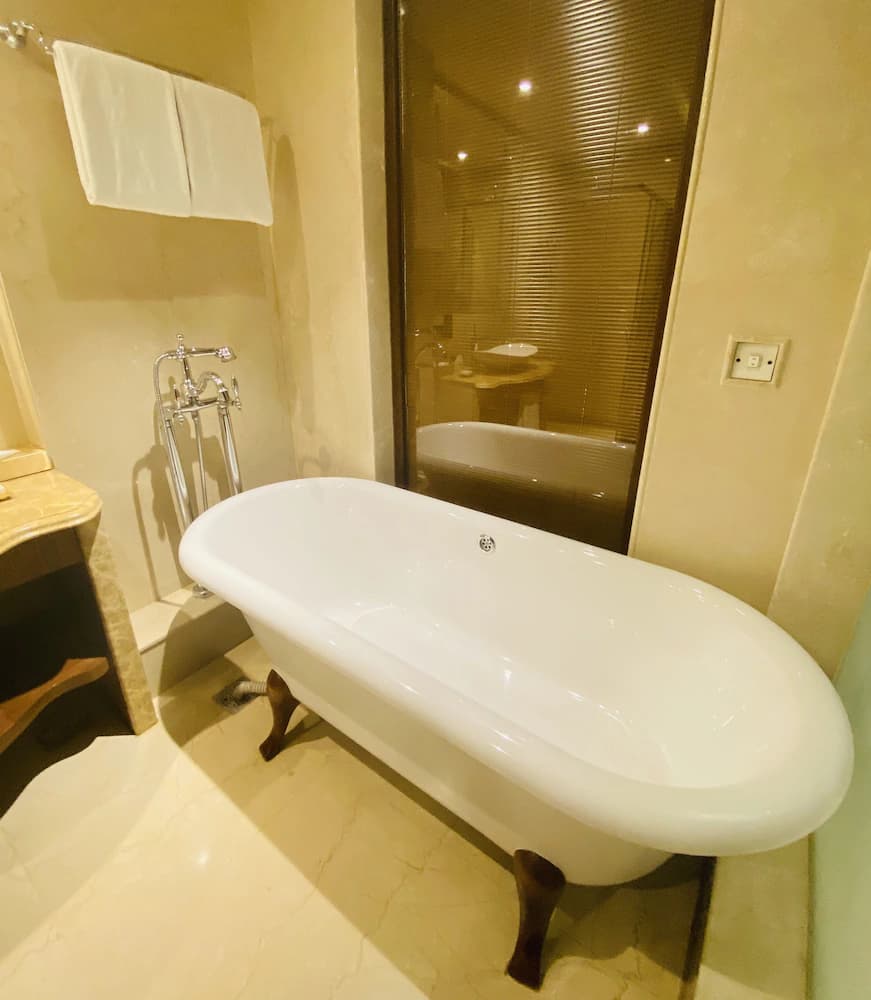 Deep soaking bathtub