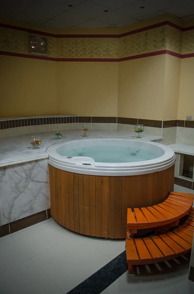 Indoor spa tub