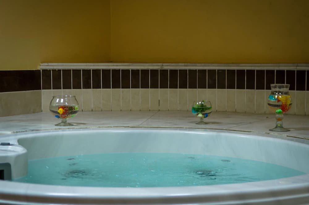 Indoor spa tub