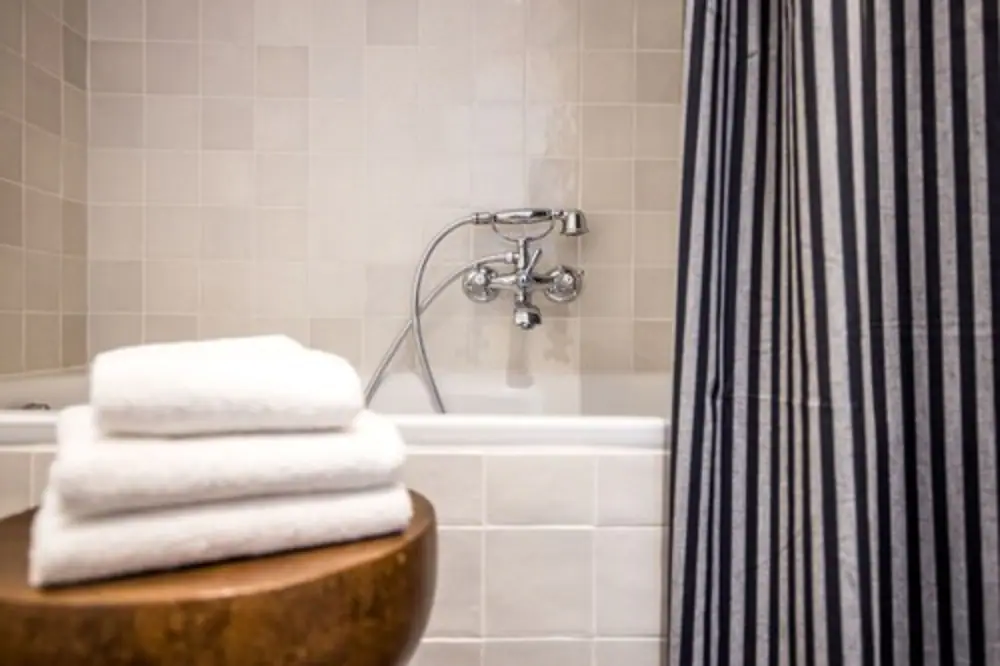 Deep soaking bathtub