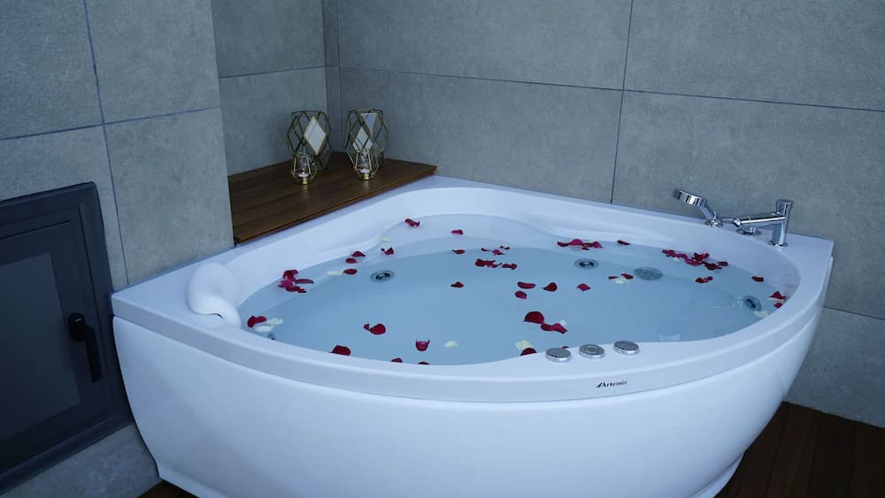 Jetted tub