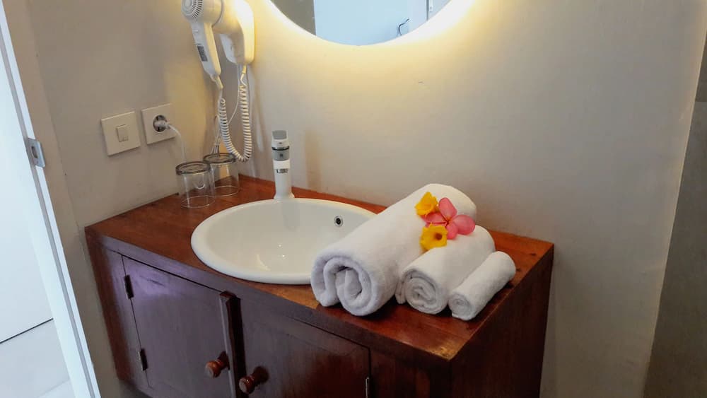 Bathroom sink
