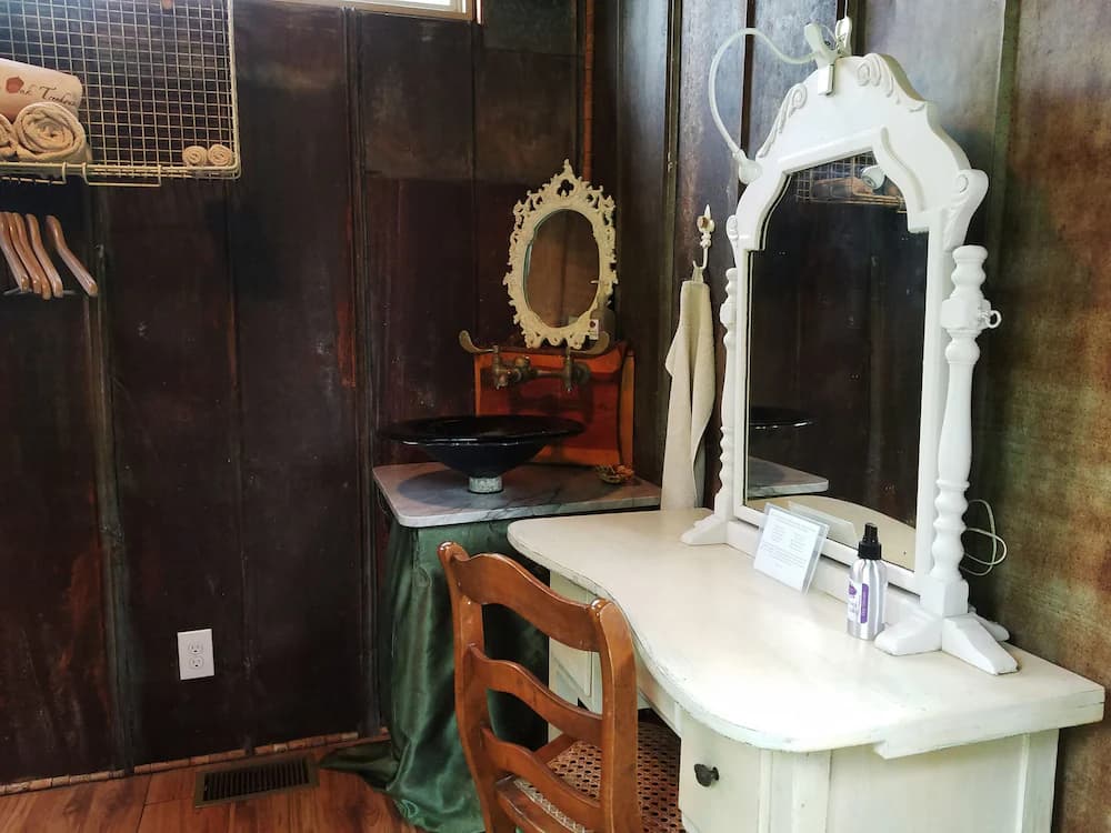 Bathroom sink