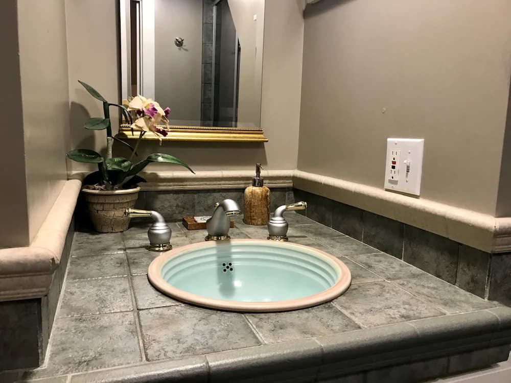 Bathroom sink