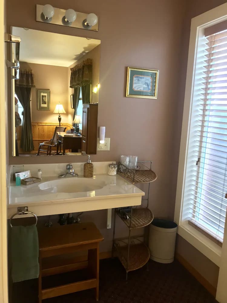 Bathroom sink