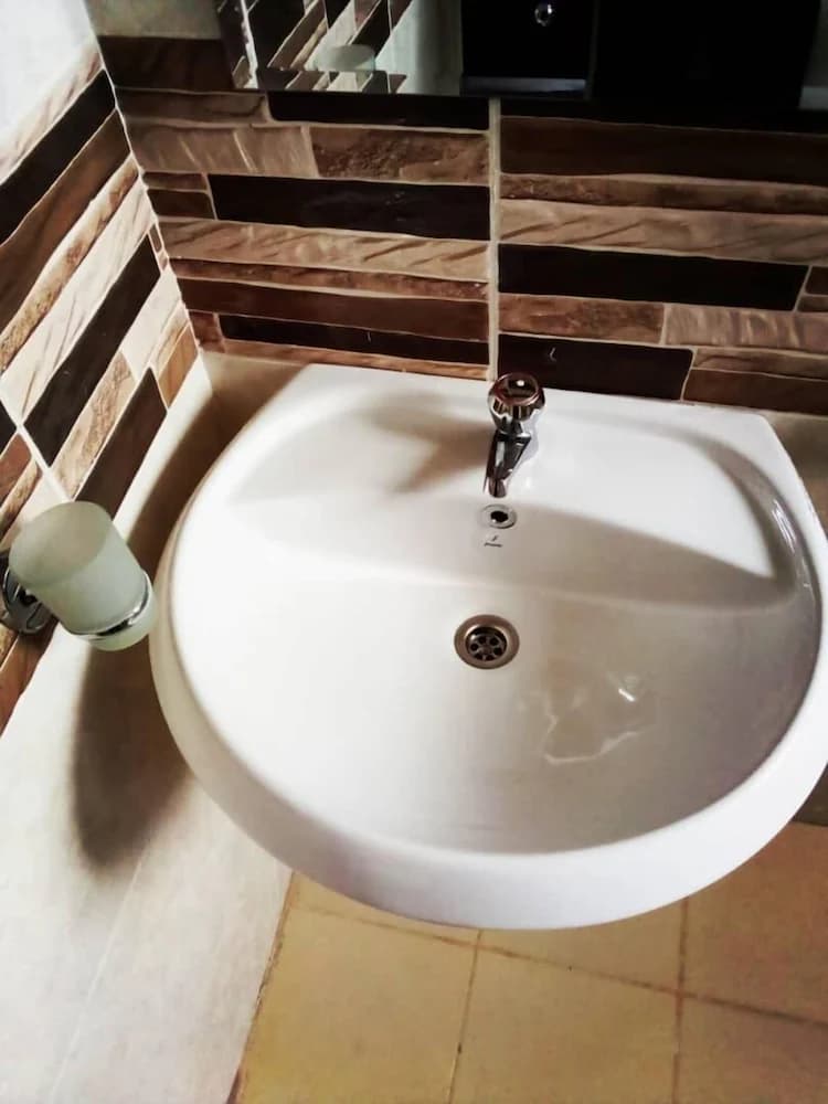 Bathroom sink