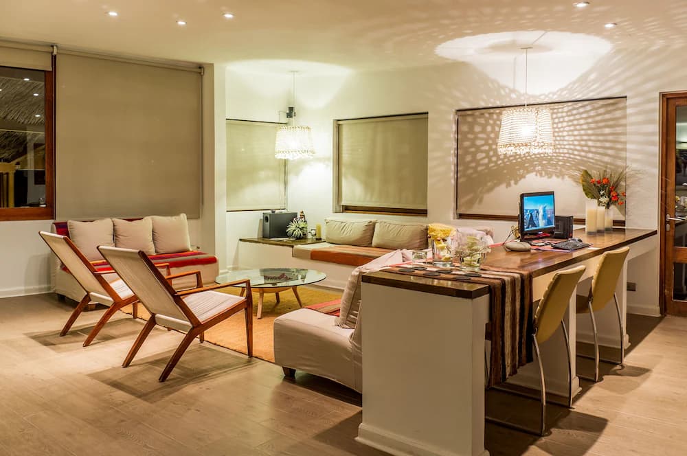 Lobby lounge