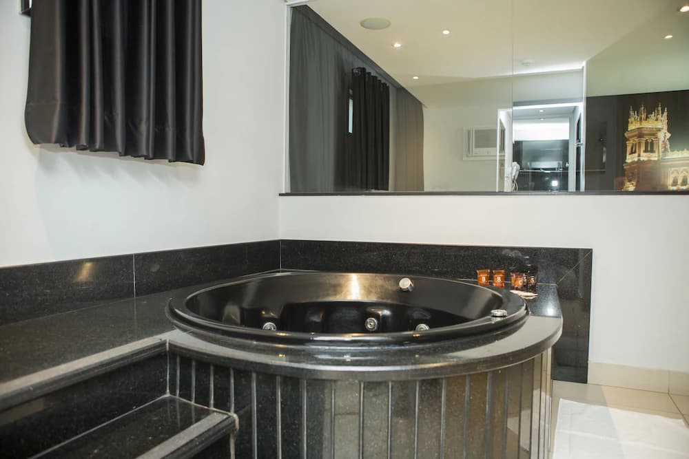 Private spa tub