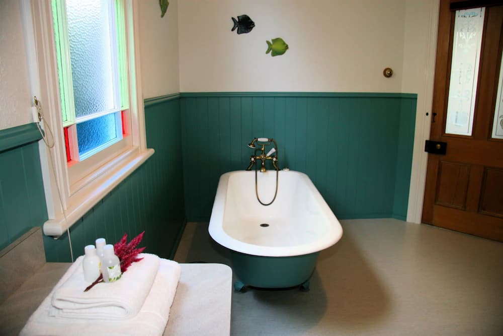 Deep soaking bathtub