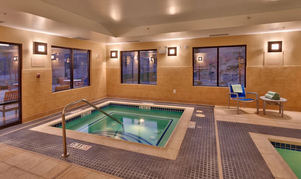 Indoor spa tub