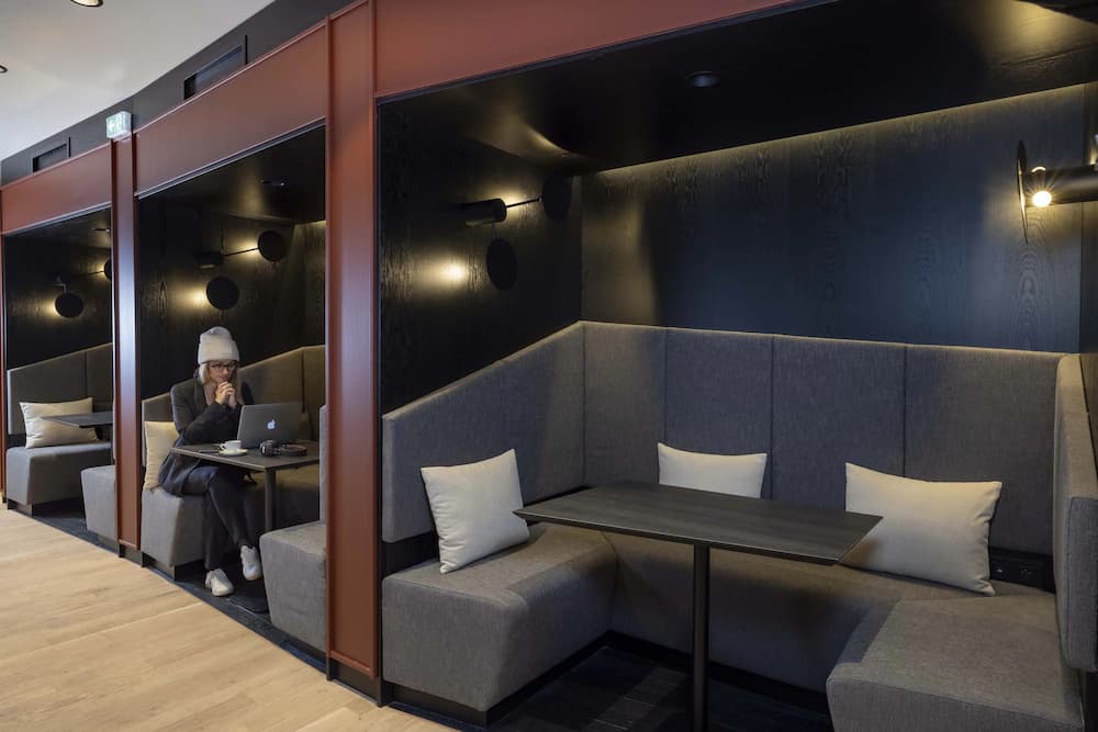Lobby lounge