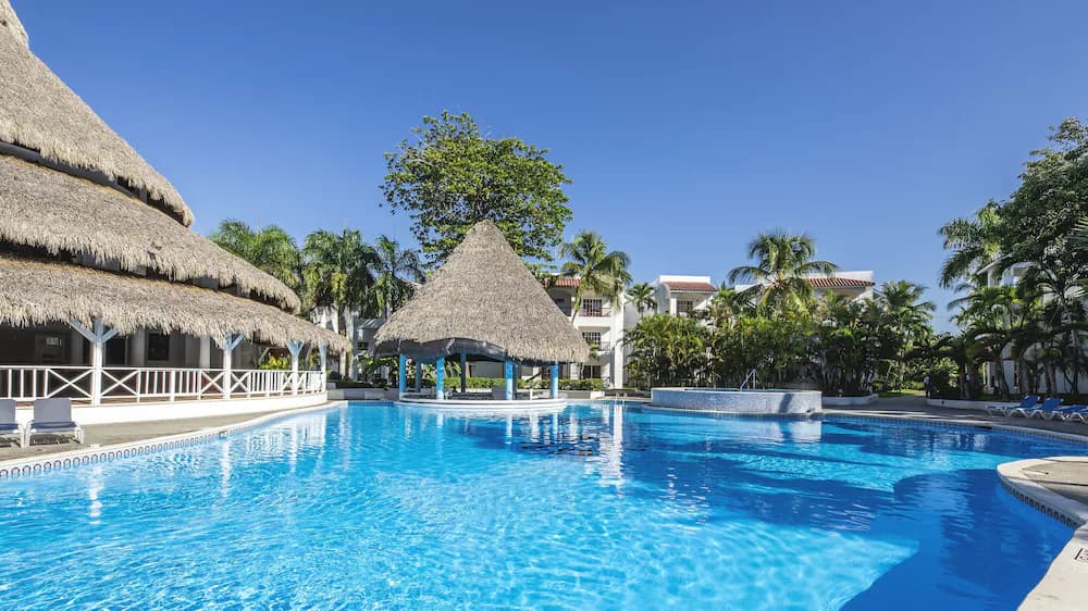 Poolside bar