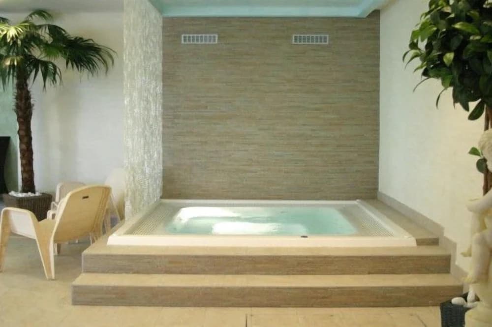 Indoor spa tub