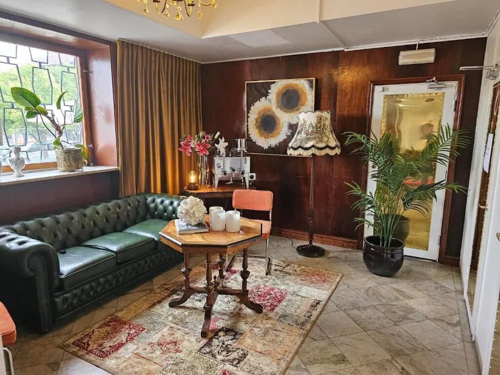 Lobby lounge