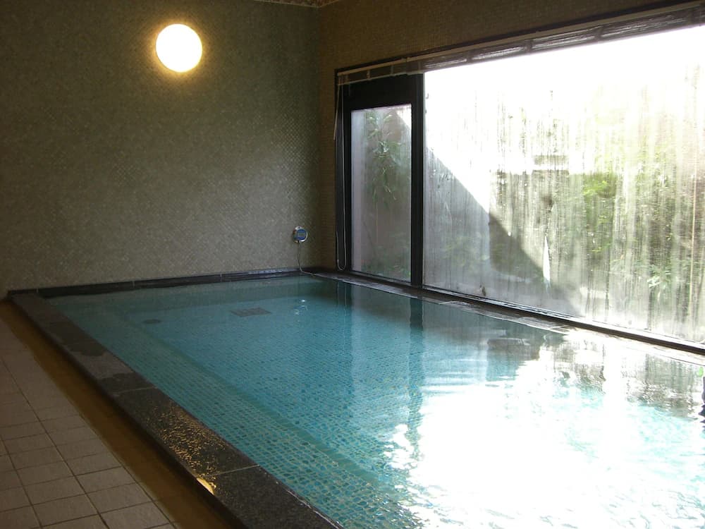 Indoor spa tub