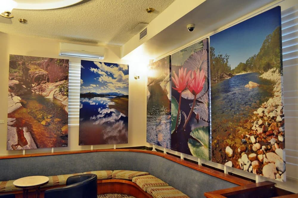 Lobby lounge