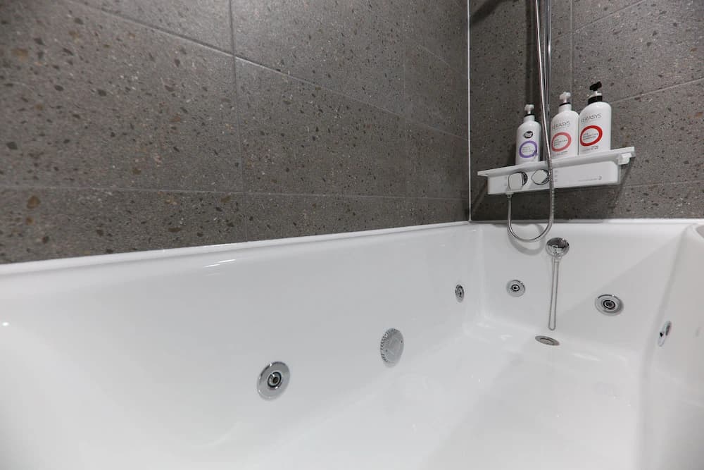 Jetted tub