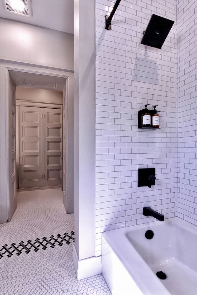 Deep soaking bathtub