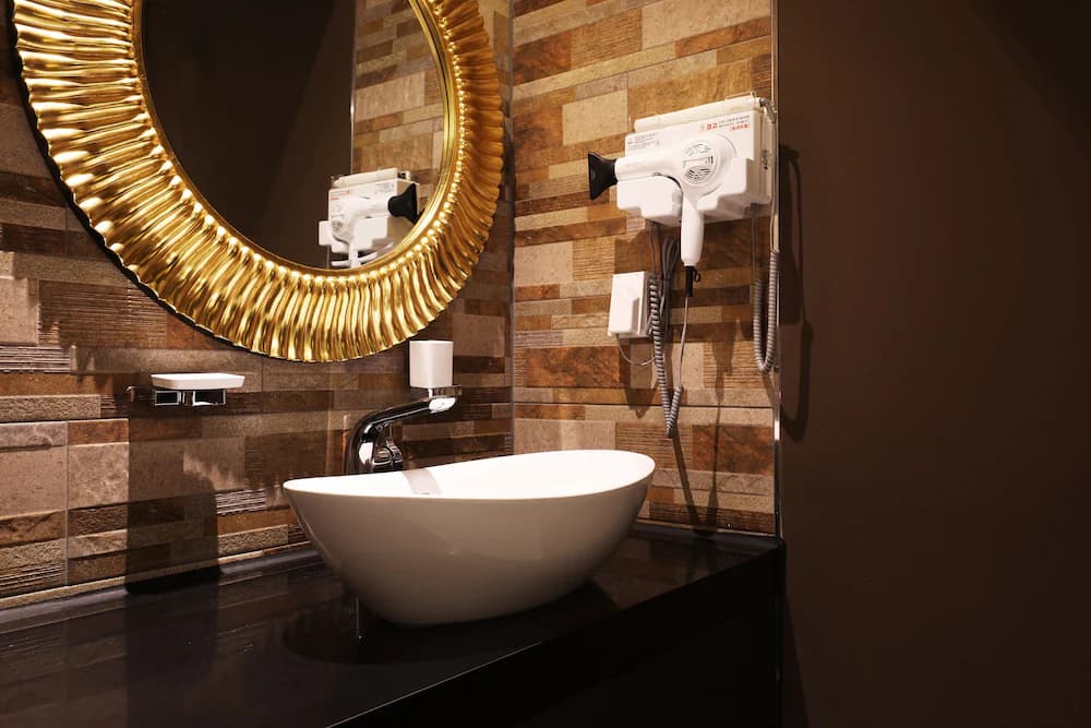 Bathroom sink