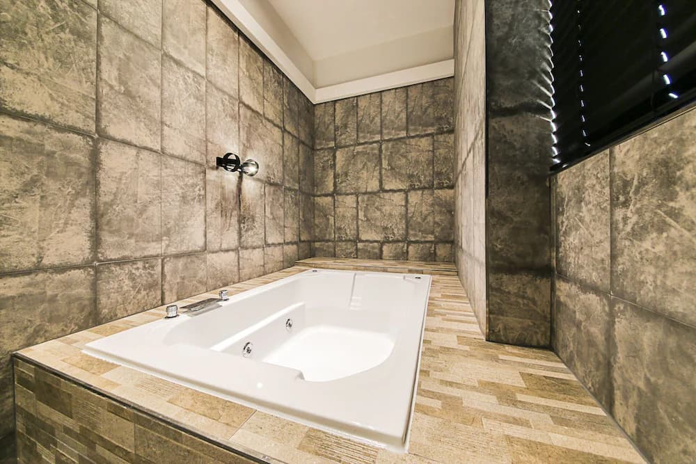 Deep soaking bathtub