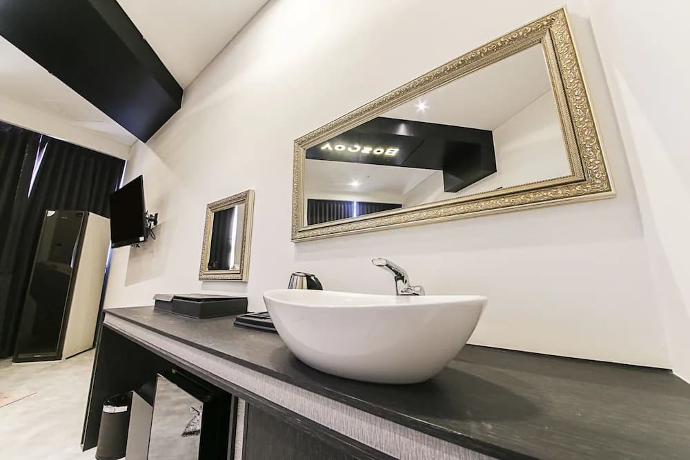 Bathroom sink