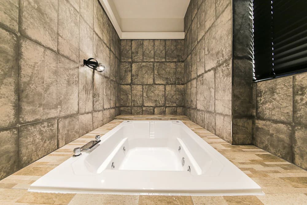 Deep soaking bathtub