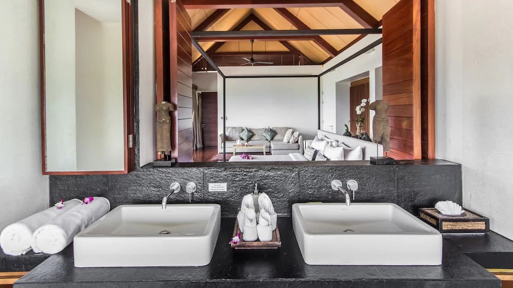 Bathroom sink