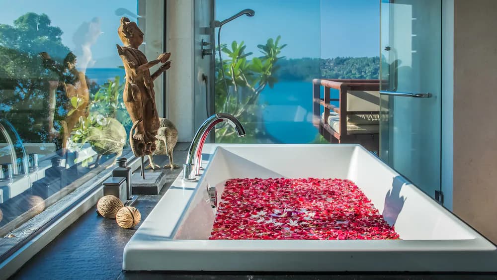 Deep soaking bathtub