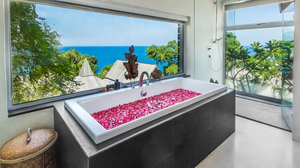 Deep soaking bathtub