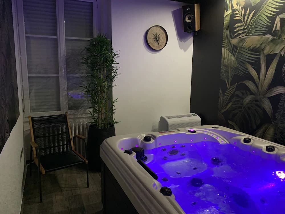 Indoor spa tub