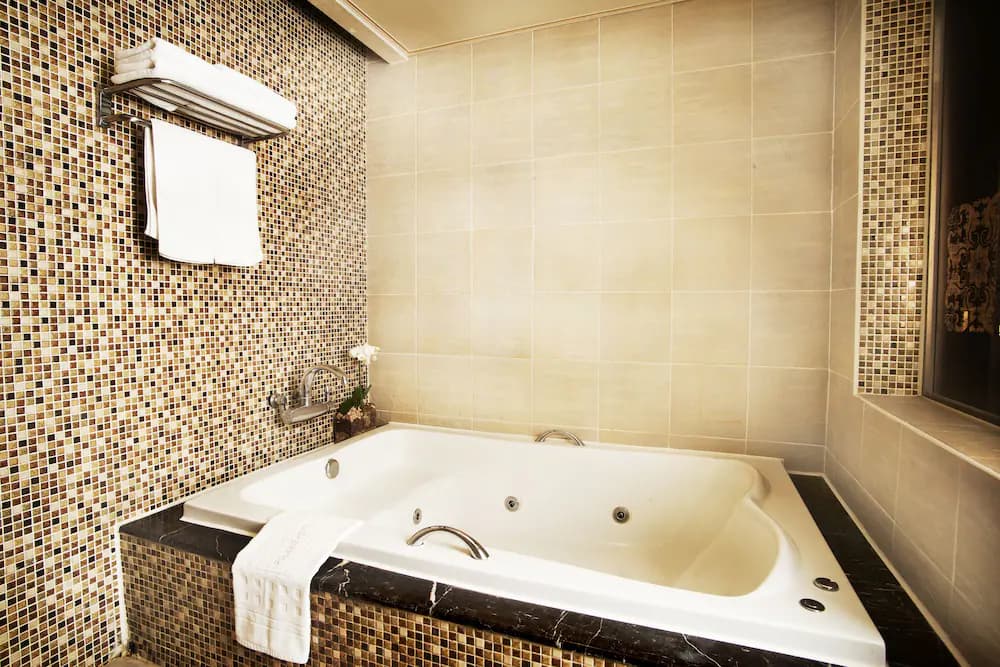 Deep soaking bathtub
