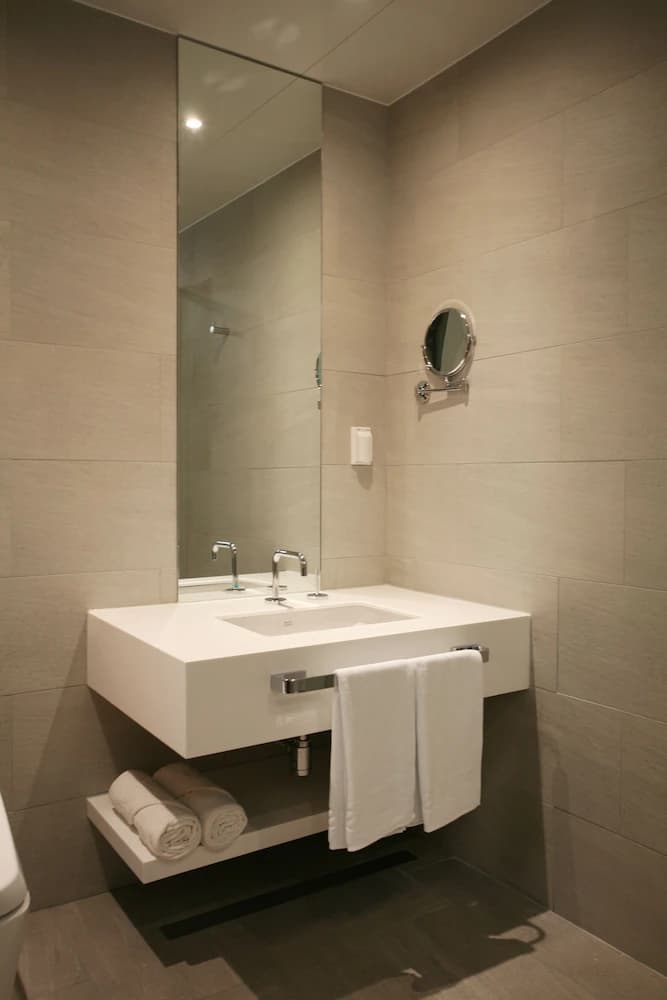 Bathroom sink